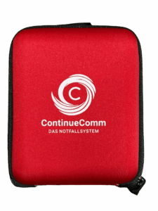 Ein roter kleiner Verbandskasten mit dem Logo der ContinueComm GmbH in weiß.
